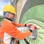 Met de waterpas precies de schaduwwerper op de muur stellen.