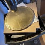 Het plaatsen van de as in het astrolabium in de werkplaats van Hendrik Hollander