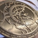 Het astrolabium wordt vakkundig in elkaar gemonteerd door Hendrik Hollander