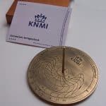 Spinzonnewijzer met het logo van het KNMI als relatiegeschenk