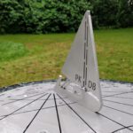 De schaduwwerper van de zonnewijzer is in de vorm van een zeilboot