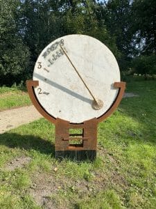 De voorkant van de zonnewijzer bij het theehuis op landgoed Huis te Manpad