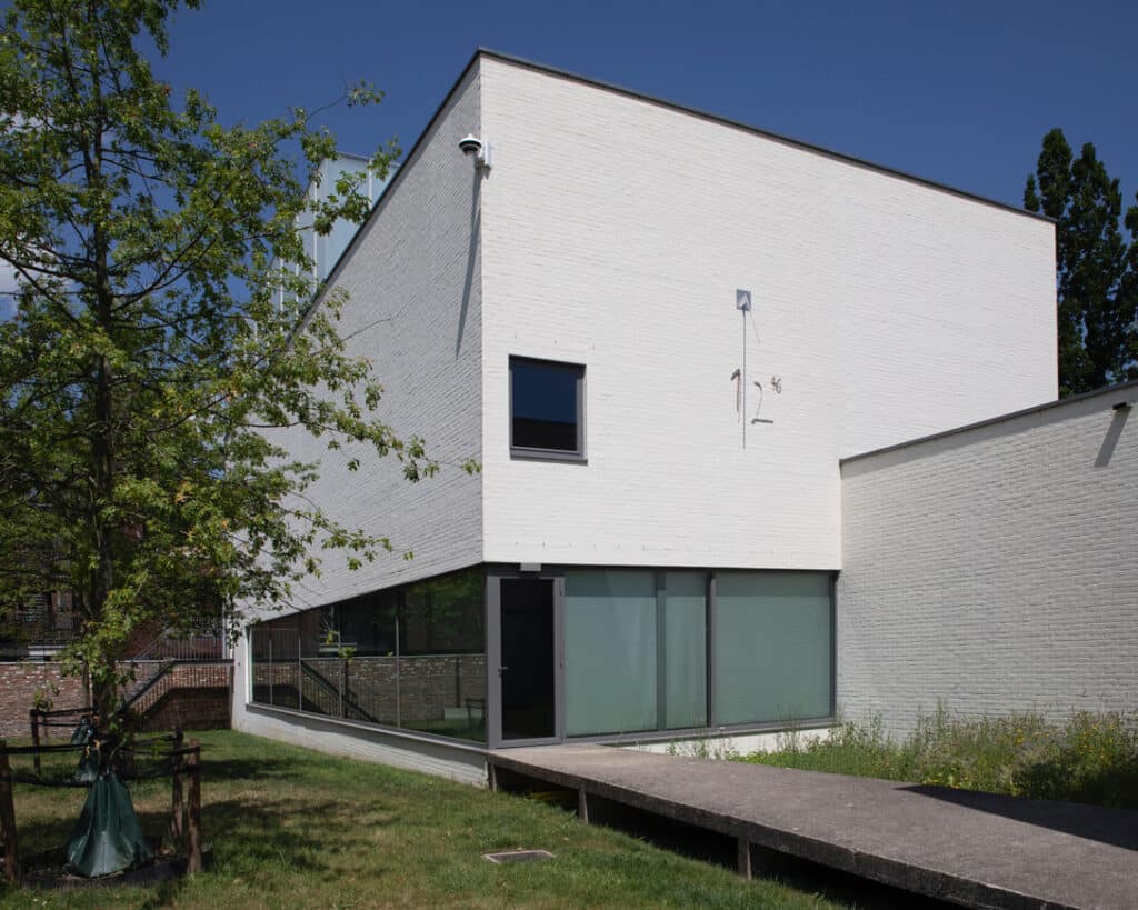 Noon, het midden van de dag bij museum Roger Raveel