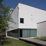 Noon, het midden van de dag bij museum Roger Raveel