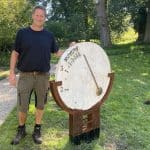 Tuinbaas van het landgoed Huis te Manpad met de zonnewijzer