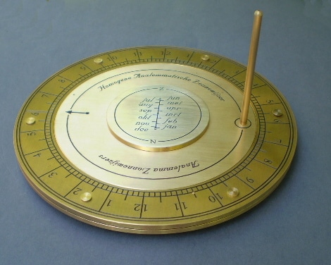 Homogene analemmatische zonnewijzer, een nieuw type zonnewijzer, ontworpen door Hendrik Hollander