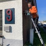 Hendrik Hollander is geconcentreerd aan het werk in het Buda Industriegebied