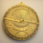 Voorkant van het astrolabium, een schat aan astronomische informatie en kennis in een vakkundig instrument