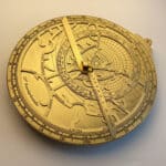 Het moderne astrolabium is ontworpen door Hendrik Hollander, de sterrenstanden van de 21e eeuw worden weergegeven in moderne tijdsystemen