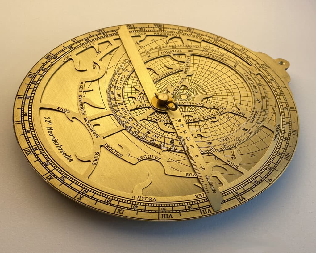 Het moderne astrolabium geeft de juiste sterrenstanden in de 21e eeuw