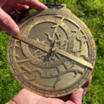 Het instellen van de datum en tijd op het astrolabium