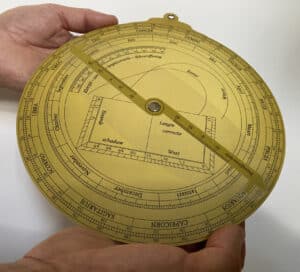 Achterkant van het astrolabium kunststof in de hand