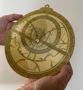 De voorkant van het modern astrolabium kunststof
