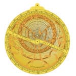 De voorkant van het astrolabium met sterrenhemel en liniaal.