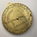 Achterkant van het astrolabium, onder andere ziet u de a-centrische cirkels waarmee de positie van de zon op een datum bepaalt wordt.