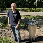 De eigenaar bij de zonnewijzer