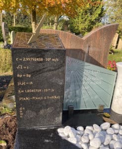 Persoonlijke elementen op de zuil van het grafmonument, de overledene was een natuurkundige.