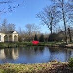 Locatie van de zonnewijzer bij het theehuis en de vijver op landgoed Huis te Manpad