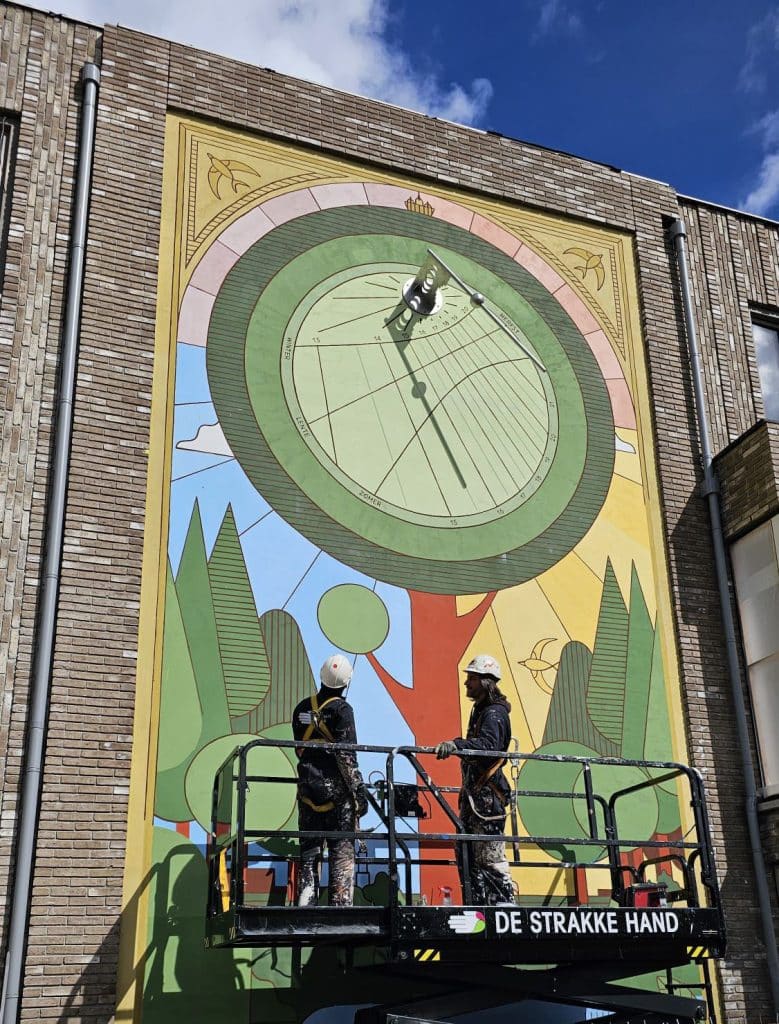 Muurschildering met een zonnewijzer in de Romeinse Muntenlaan te Utrecht