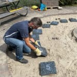 Plaatsen van de uurstenen van de levende zonnewijzer in Amstelveen