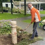 Plaatsen sokkel natuursteen voor de zonnewijzer