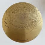 De plaat van het astrolabium, hierop leest u het azimut en hoogte van een ster af, het is gemaakt voor een specifieke noorderbreedte