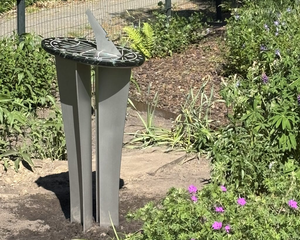 zonnewijzer op rvs sokkel