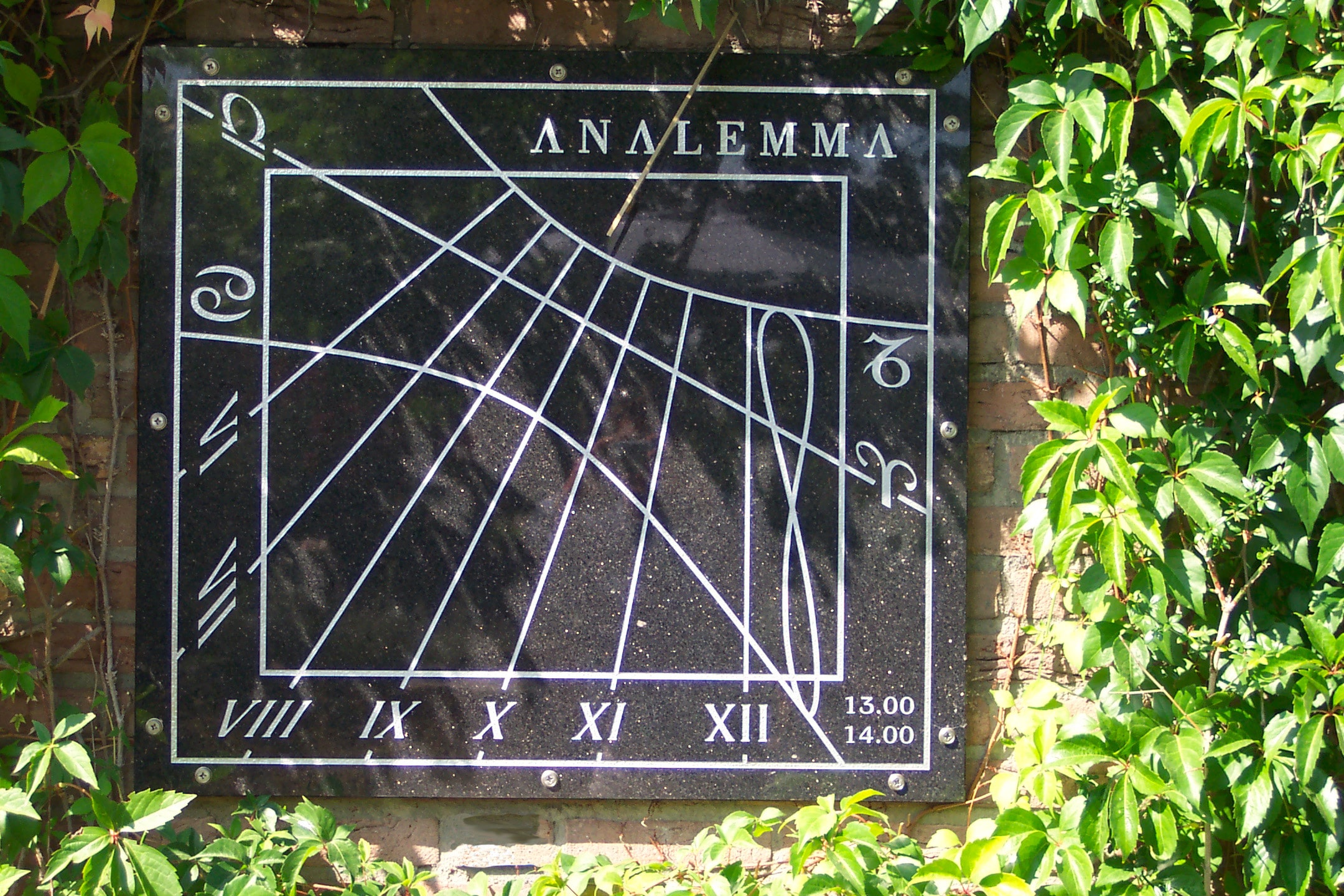 Zonnewijzer met 'analemma'