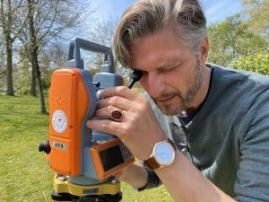 Uitrichten van een zonnewijzer gebeurt met grote precisie, hiervoor heeft Hendrik Hollander landbouwmeetkundige apparatuur zoals een theodoliet