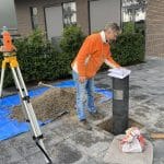 uitrichten van de zonnewijzer met de gradenboog en de waterpas