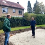 Overleg tussen Hendrik Hollander en betrokken partijen voor de bouw va het zonnewijzerplein