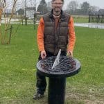 Hendrik Hollander bij de zonnewijzer op een schuine sokkel