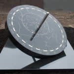 grafmonument met de ecliptica met een specifieke zonnestand