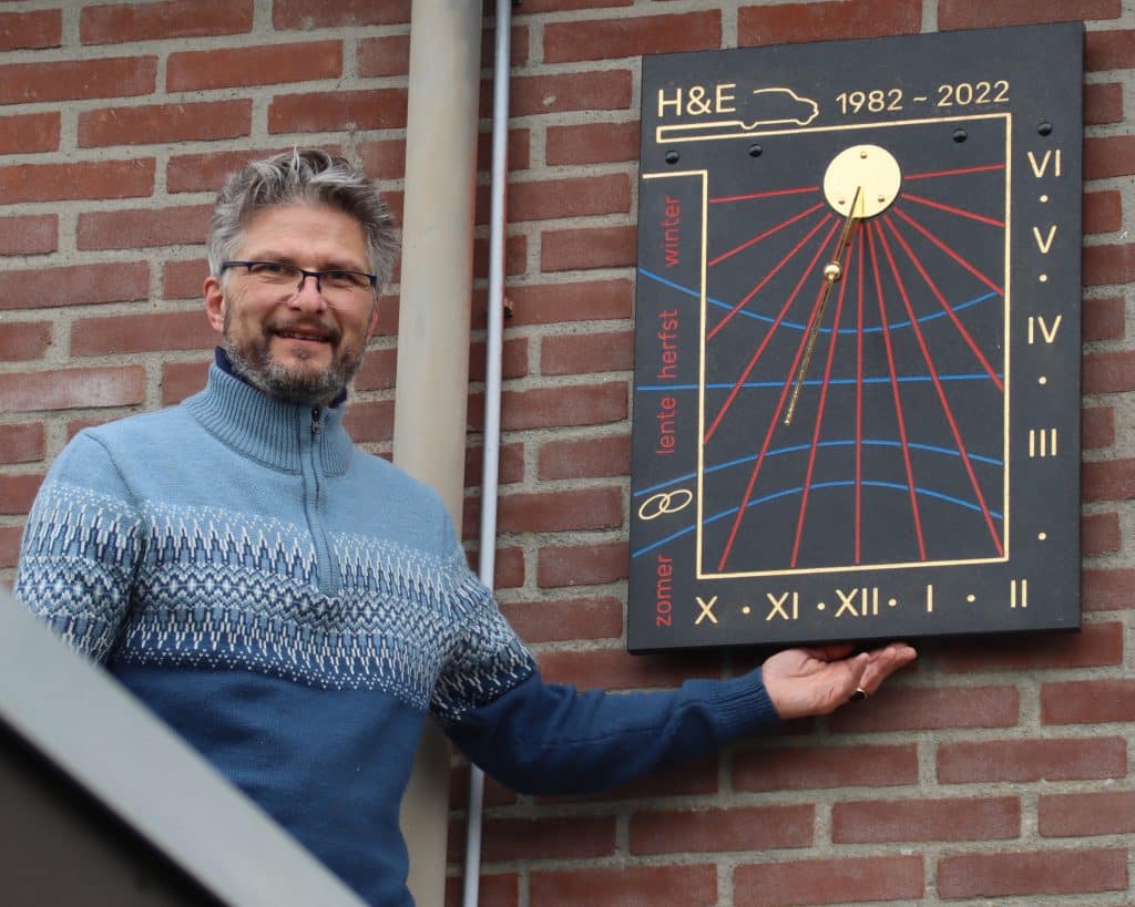 zonnewijzer graniet muur - Hendrik Hollander 54