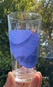 zonnewijzerglas, houd het glas in de zon en de schaduw geeft de tijd aan