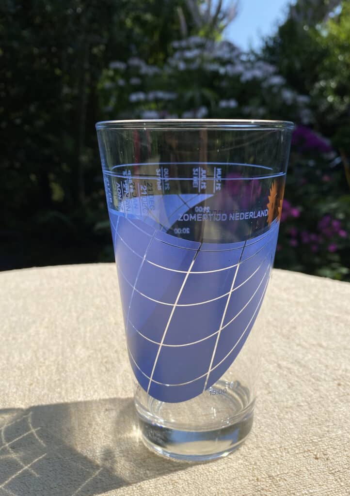zonnewijzer bierglas Bierglas geeft de tijd in de zon