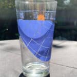 Zet het bierglas in de zon, de schaduw geeft de tijd aan. Is de 5 in de klok? Aha, Proost!