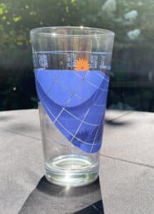 Zet het bierglas in de zon, de schaduw geeft de tijd aan. Is de 5 in de klok? Aha, Proost!